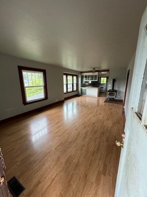 Building Photo - House For Rent