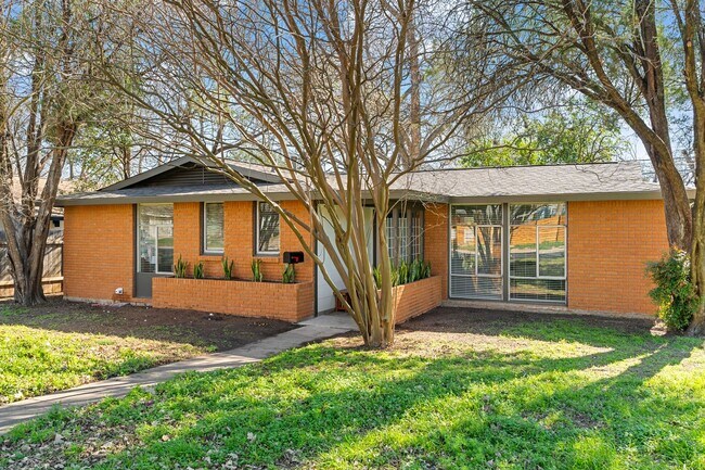 Building Photo - Centrally Located - Minutes from Dell Chil...