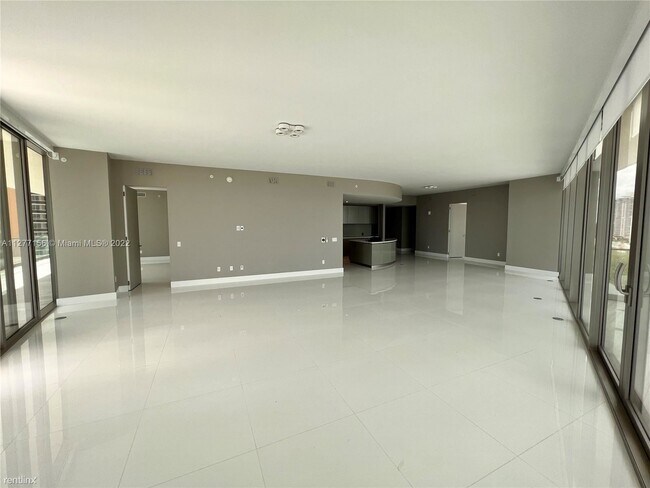 Building Photo - 4 br, 5.5 bath Condo - 18975 Collins Ave U...