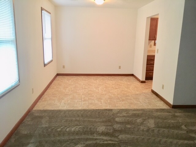 Building Photo - 532 Circle Pine Dr