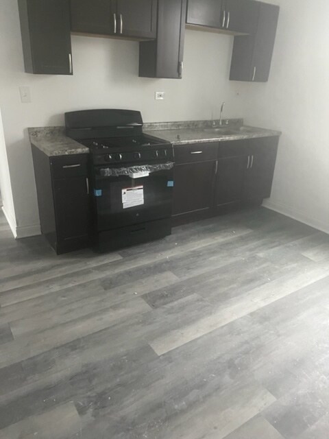 Building Photo - 1500 W 71st St