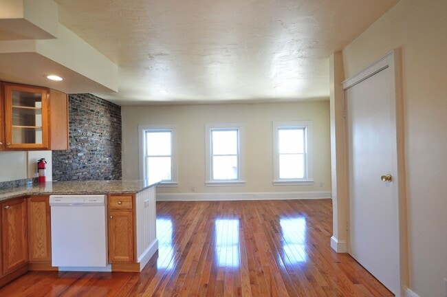 Building Photo - SOUTH BOSTON MODERN 1BED / 1BATH $3200 NO FEE