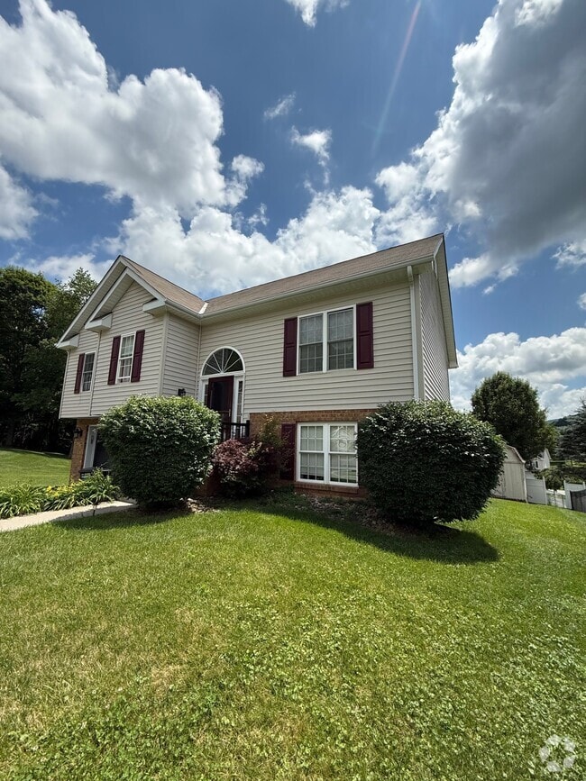 Building Photo - 476 Brandon Dr