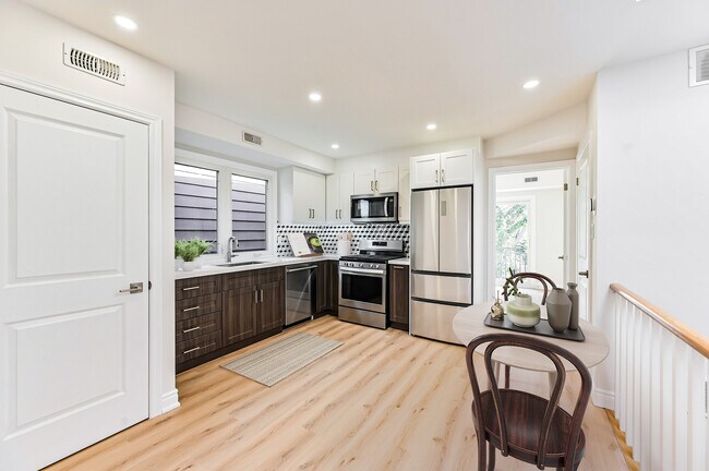 Photo du bâtiment - 2 Bedroom and 1 Bathroom Upper Floor Unit ...