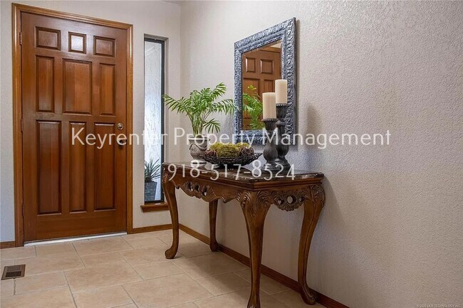 Building Photo - Large | 4 Bed | 3 Bath | South Tulsa