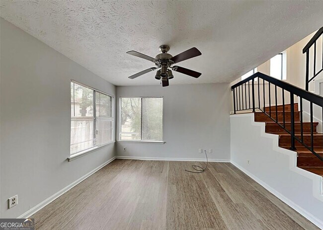 Foto del edificio - 8577 Parkside Dr