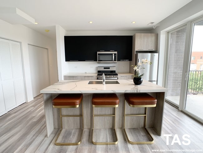 Building Photo - 2533 W Fullerton Ave