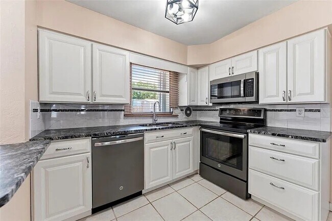 Foto del edificio - 4300 32nd Ave N