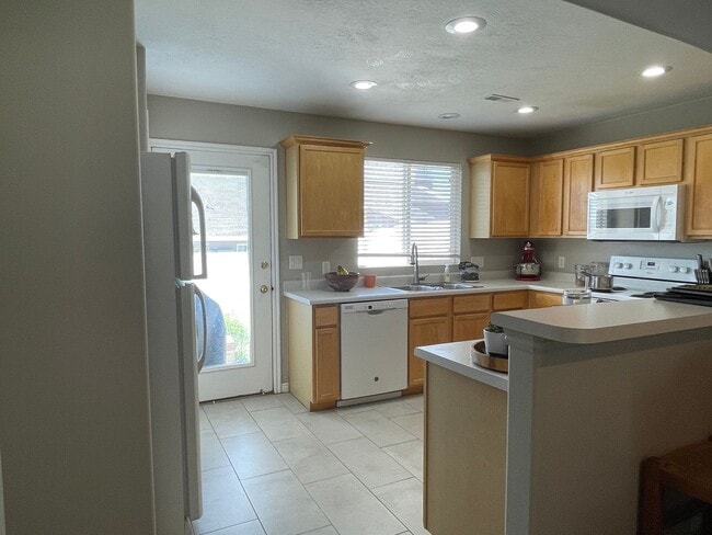 Building Photo - 2 Bedroom 2.5 Bath