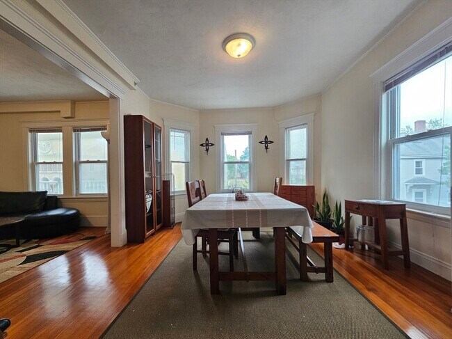 Foto del edificio - 183 Rindge Ave