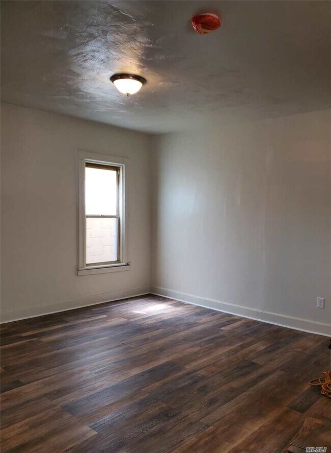 Building Photo - 76-36 85th Dr