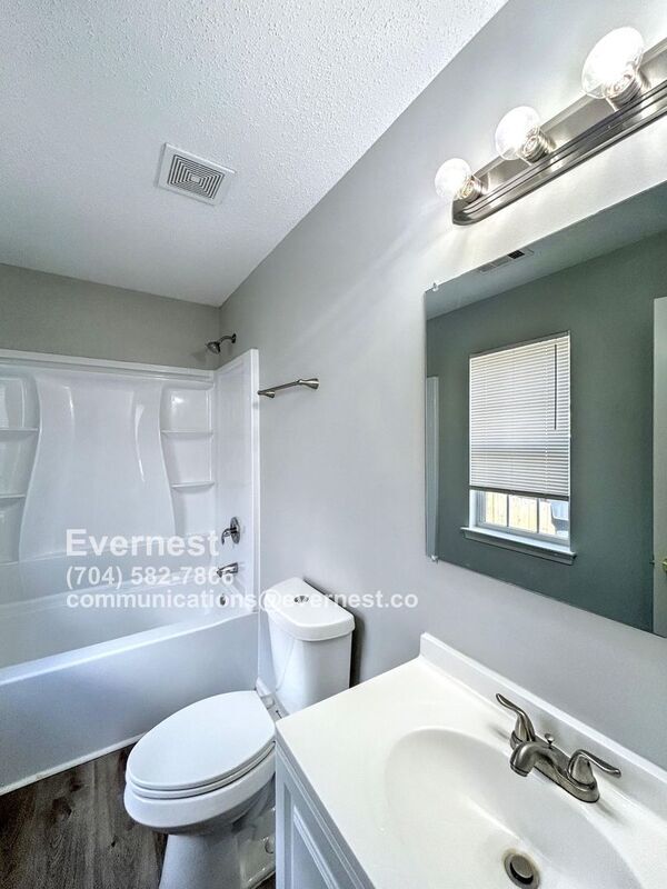 Building Photo - 2436 Fairstone Ave