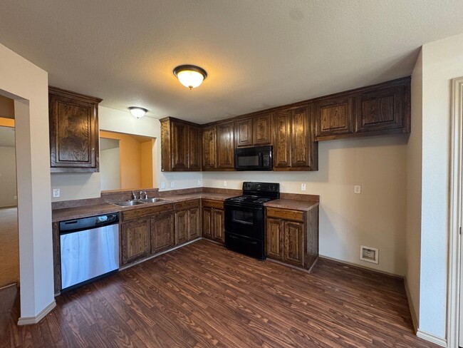 Building Photo - 3011 Lake Side Dr