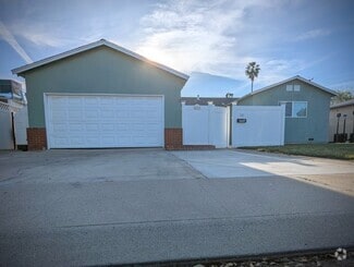 Building Photo - 2213 Newport Dr