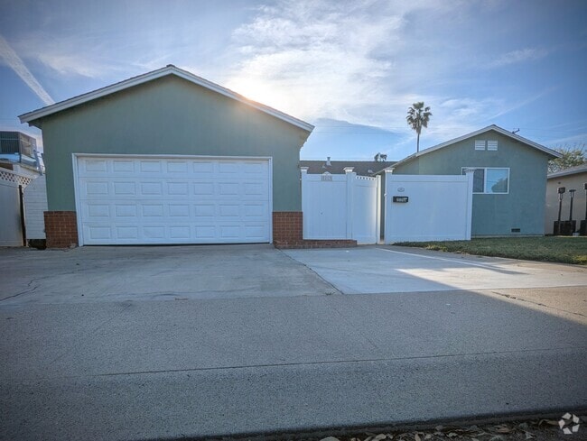 Building Photo - 2213 Newport Dr