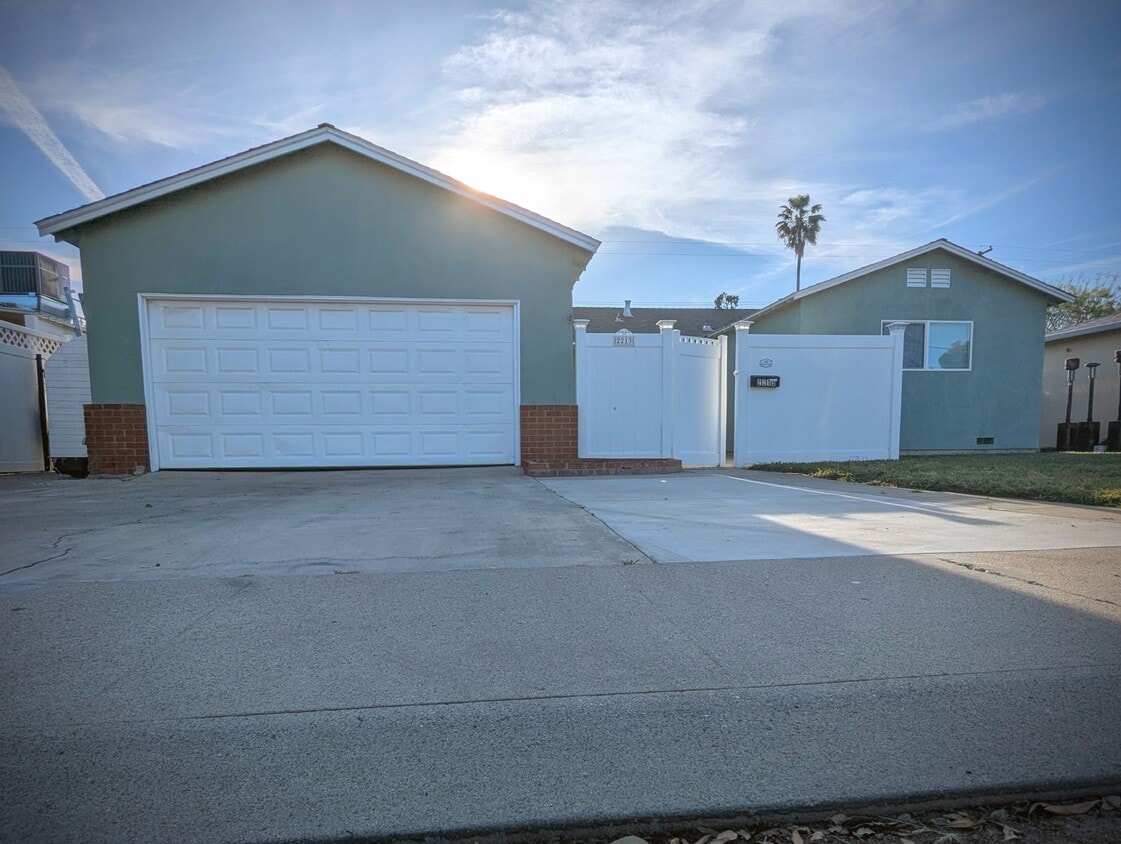 Primary Photo - 2213 Newport Dr