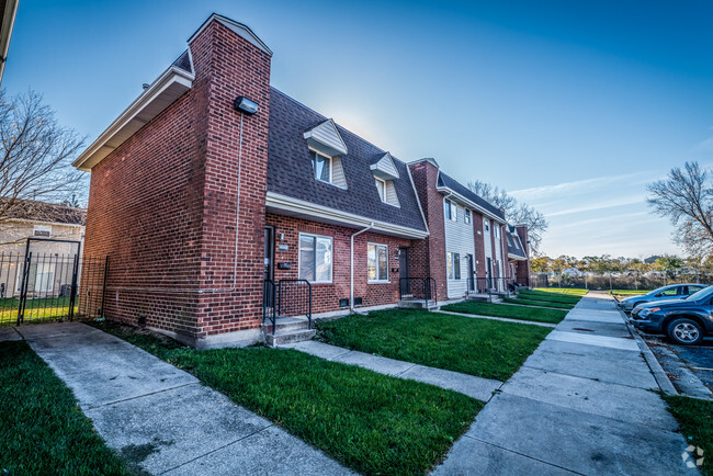 Building Photo - Lakes Apartments