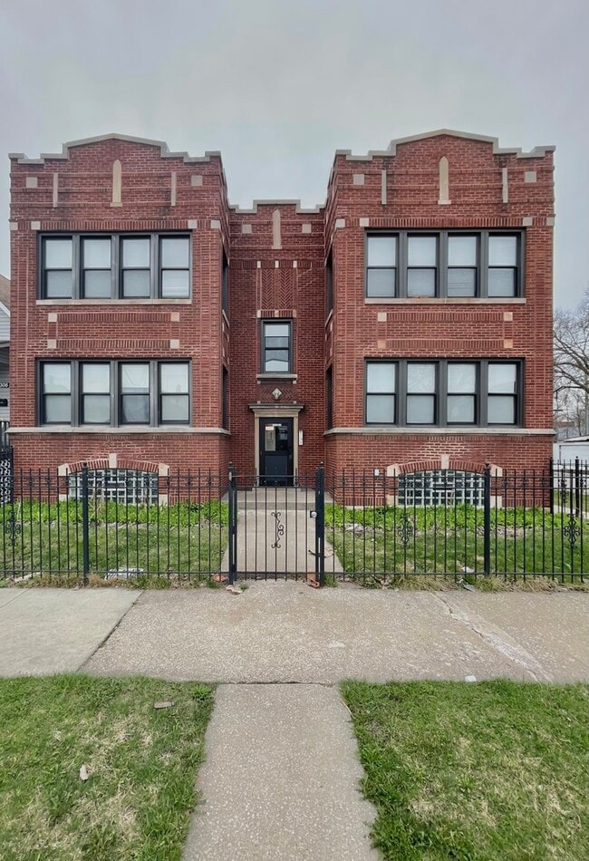 Building Photo - 7300 S May St