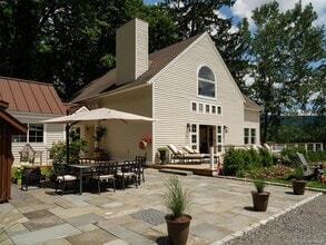 Building Photo - 121 Queechy Lake Dr