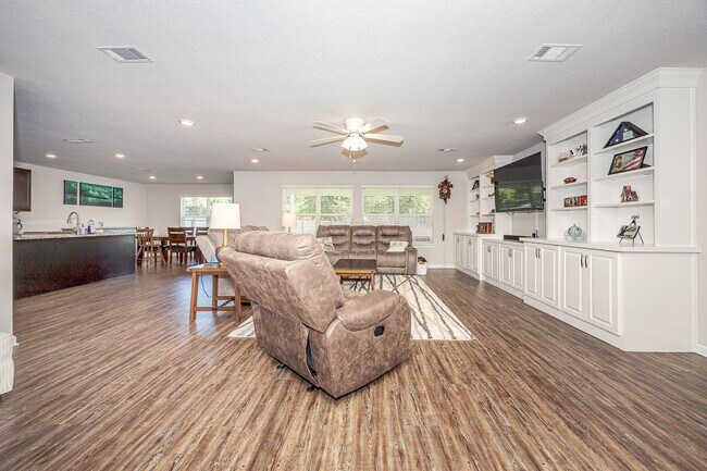 Foto del edificio - 9125 Bellewood Dr