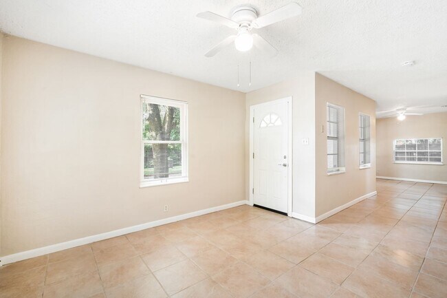 Building Photo - Charming 2×2 Single-Family Home – No Pets,...