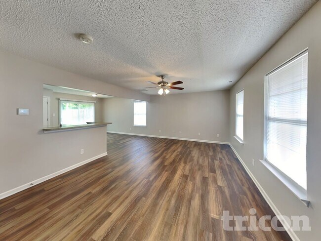 Building Photo - 535 Railway Pl SW