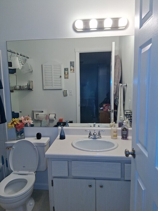 Building Photo - 850 E Old Willow Rd