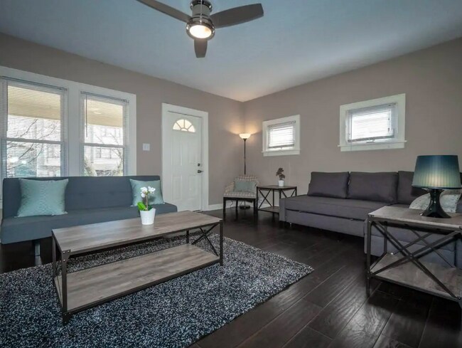 Family Room - 1391 Broadview Ave