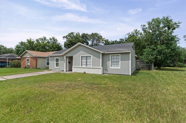 Building Photo - 5535 Lakefield Dr