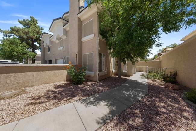 Building Photo - HENDERSON BEAUTIFUL 2-STORY TOWNHOME WITH ...