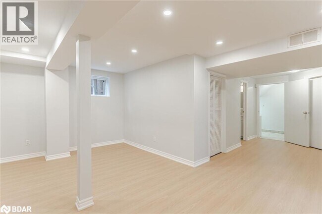 Photo du bâtiment - 1 Shady Glen Crescent