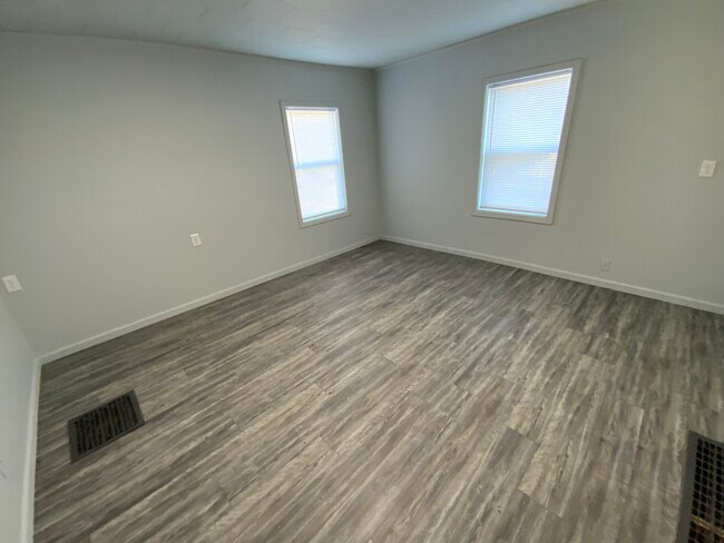 Building Photo - 320 Vermilion St