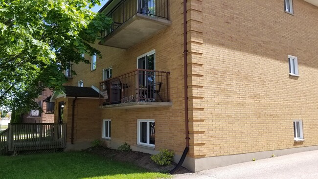 Building Photo - 227 Highview Dr