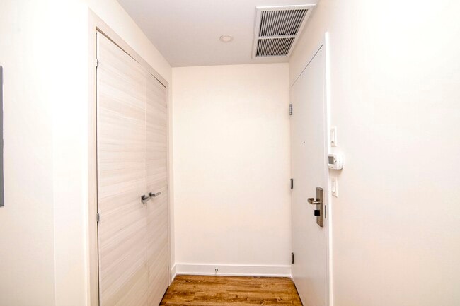 Building Photo - 30 Bd Saint-Joseph E