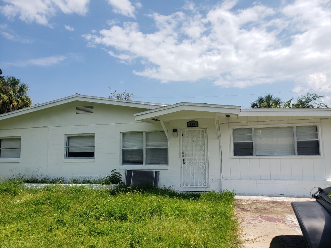 Primary Photo - 3 bedroom 2 bath Single family home locate...