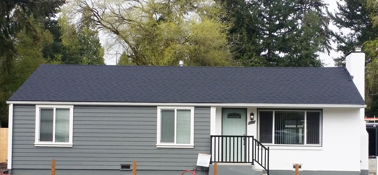 Primary Photo - 3BD/1.5BA Shoreline Cottage