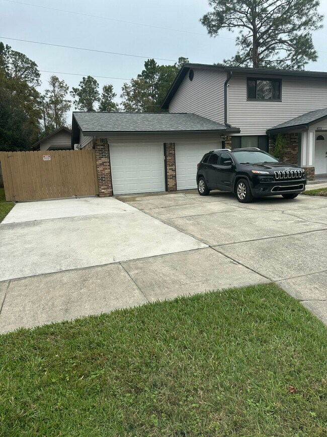 Foto del edificio - 4123 Lazy Hollow Ln N