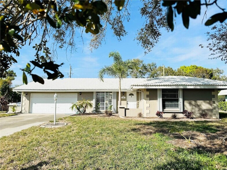 Primary Photo - 237 Matisse Cir N