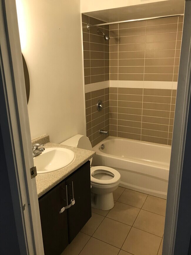 Photo du bâtiment - FIRST FLOOR BACHELOR APARTMENT AVAILABLE NOW