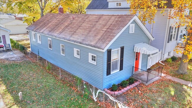 Building Photo - beautifully renovated 1922 bungalow in the...