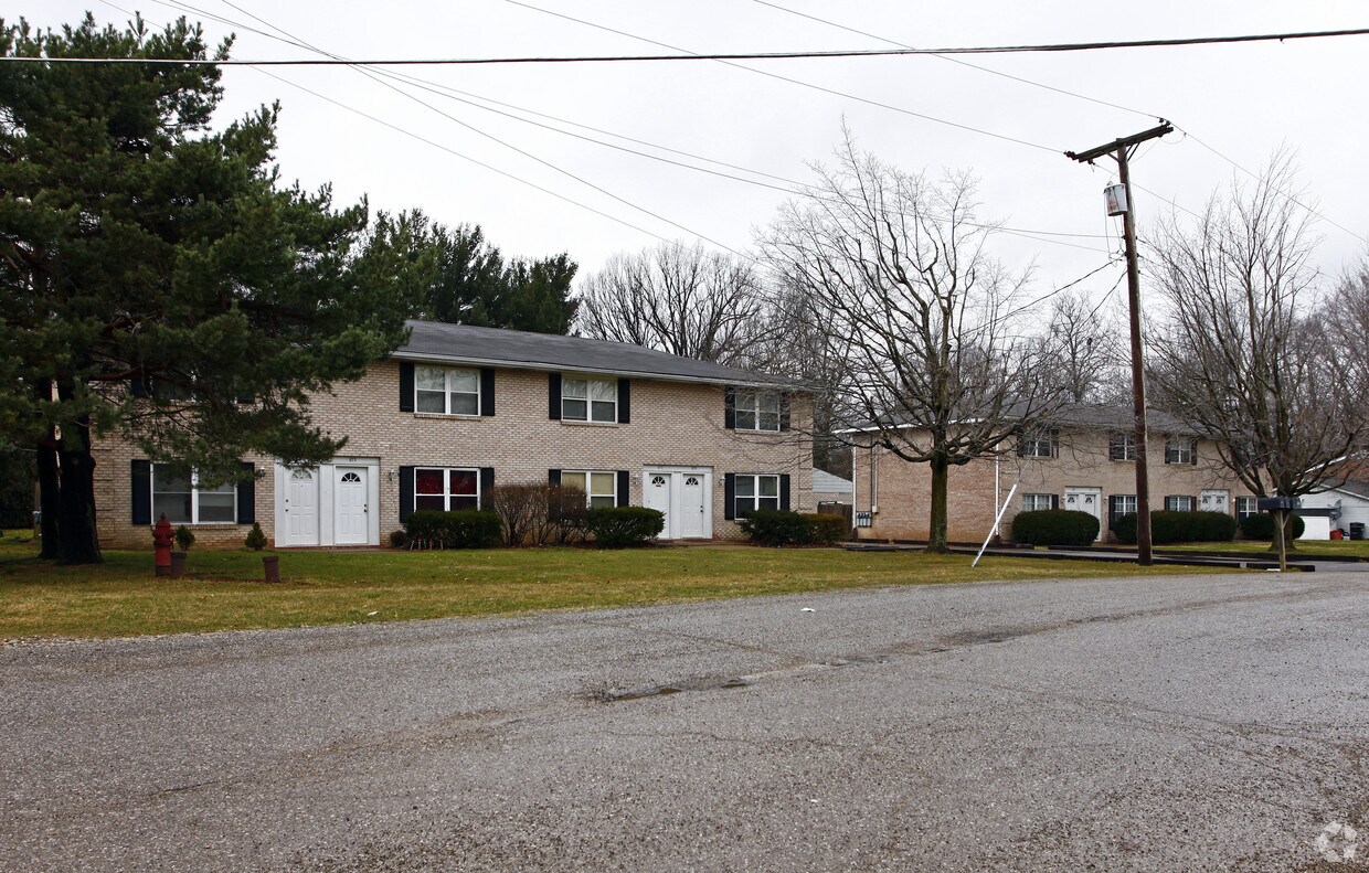 Building Photo - 873-889 Expressview Dr