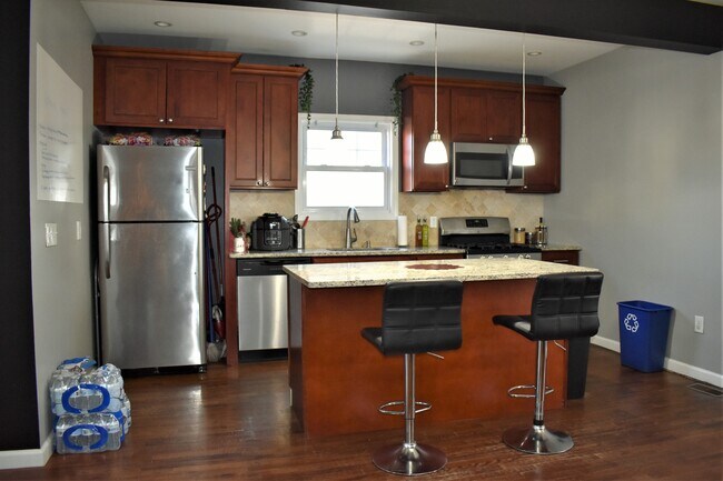 Eat-in Kitchen - 94 Myrtle St