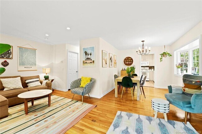 Foto del edificio - 37 Sheep Hill Rd