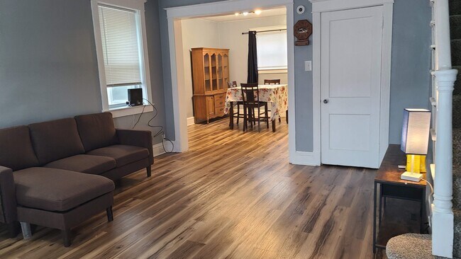 Building Photo - 210 Long Ln