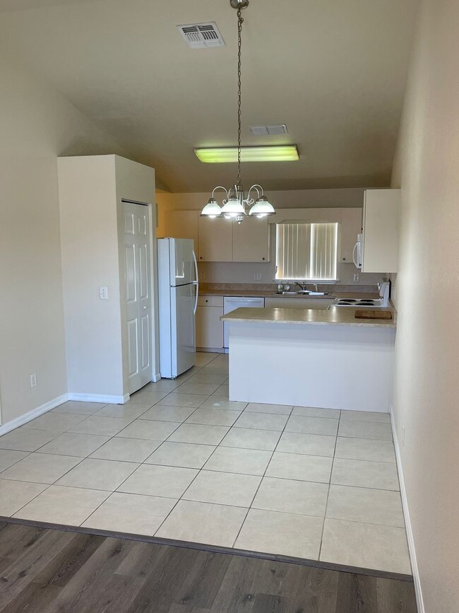 Building Photo - 2 Bedroom/2 Bathroom Apartment