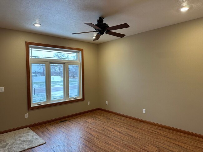 Building Photo - 4 Bedroom Townhome