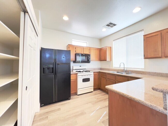 Building Photo - Beautiful 2-story house