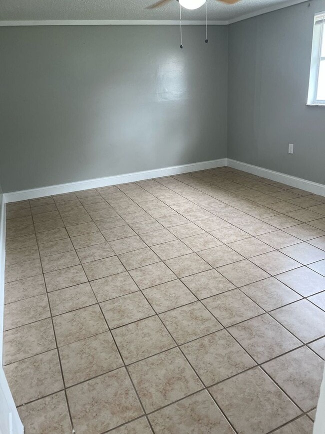 Building Photo - Move-In Ready 1BR/1BA Duplex with Modern Updates in Prime Zephyrhills Location!