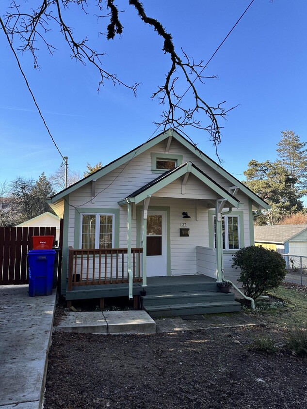 Primary Photo - Cute 1BR 1BA Bungalow w/ Large, Fenced Bac...