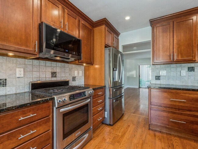 Foto del edificio - 80 Farm Lake Cres Rd
